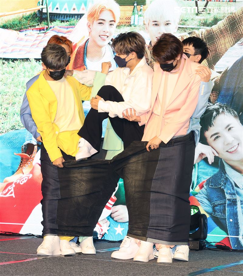 新男團ALL IN 5發片記者會炎亞綸還特別拱ALL IN 5一起穿上這件大尺碼牛仔褲。（記者邱榮吉/攝影）