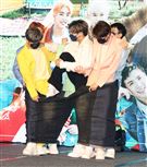 新男團ALL IN 5發片記者會炎亞綸還特別拱ALL IN 5一起穿上這件大尺碼牛仔褲。（記者邱榮吉/攝影）