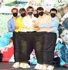 新男團ALL IN 5發片記者會炎亞綸還特別拱ALL IN 5一起穿上這件大尺碼牛仔褲。（記者邱榮吉/攝影）