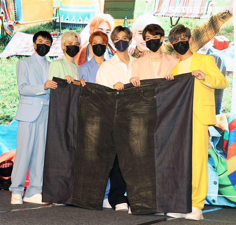 新男團ALL IN 5發片記者會炎亞綸還特別拱ALL IN 5一起穿上這件大尺碼牛仔褲。（記者邱榮吉/攝影）