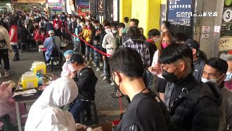 台中快打站擠爆　隊伍混攤商恐成破口