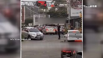 車卡平交道　女急「舉柵欄」驚險逃生
