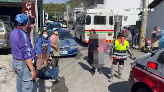 撞死突竄出2歲童　巴士司機跪地道歉