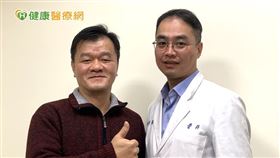 翁佩韋主任(圖右)指出，近來新問世的「一次性自體軟骨修復術」，協助改善過往手術困境。