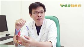 新竹臺大分院心臟血管外科主任林明賢指出，在進行人工瓣膜置換術時，可以選擇手術時間較短的人工瓣膜，來降低手術風險。