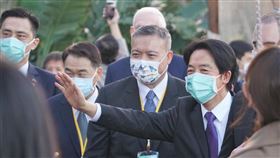 賴清德過境洛杉磯 揮手向僑胞致意副總統賴清德出訪友邦宏都拉斯，25日過境美國洛杉磯，步行經過飯店外守候的僑胞，為了防疫，以揮手代替握手致意。中央社記者林宏翰洛杉磯攝 111年1月26日