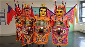 台灣首度參與都柏林農曆新年  踢踏舞三太子打頭陣駐愛爾蘭代表處今年首度參加首都都柏林（Dublin）市政府的農曆新年活動，邀請當地3位專業舞者演出，創意結合愛爾蘭踢踏舞、電子音樂及台灣民俗藝陣，是雙邊文化交流新嘗試。圖為舞者彩排留影。（駐愛爾蘭代表處提供）中央社記者陳韻聿倫敦傳真 111年1月25日