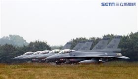 空軍F-16V戰機飛行員在最短時間上完成戰機的緊急起飛，執行隨時接戰共軍戰機。（記者邱榮吉／攝影）