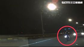 環東大道重機騎士遭逆向車撞飛 墜落10層樓高架橋 翻攝畫面