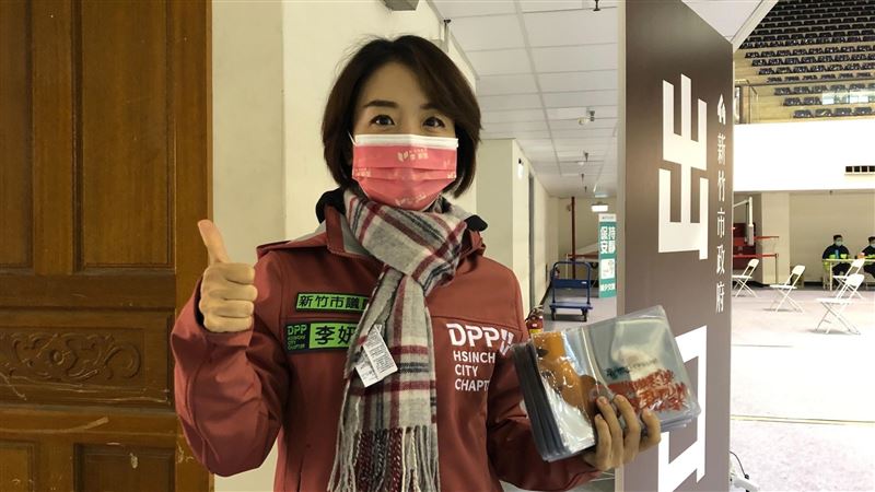 李妍慧製作虎年卡套呼籲隨身帶小黃卡