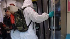 原PO搭捷運時看見2位化學兵。（圖／翻攝自《爆料公社》）