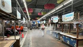 鴻佰科技4確診 1967人篩檢皆陰性新竹縣23日新增4例確診個案，均為鴻海集團旗下的鴻佰科技員工，新竹縣政府啟動疫調採檢共2079人，其中，有1967人24日檢驗結果出爐皆陰性。圖為竹縣府在相關足跡進行噴灑消毒。（新竹縣政府提供）中央社記者郭宣(文三)傳真  111年1月24日