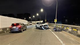 北市環東大道汽車逆向撞重機  男騎士摔飛身亡台北市內湖區25日晚間發生死亡車禍，伍姓女子駕車逆向行駛環東大道並撞上一輛重機和汽車，當場造成22歲劉姓男騎士摔落至下方平面道路，送醫搶救不治，現場可看到伍女座車車頭全毀，重機則扭曲變形。（翻攝照片）中央社記者黃麗芸傳真  111年1月26日