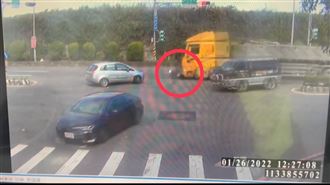 新／騎士搶快左轉　遭砂石車拖行十米