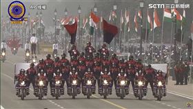 超狂「人肉金字塔」強勢回歸　印度閱兵震撼畫面曝光 圖／AP授權