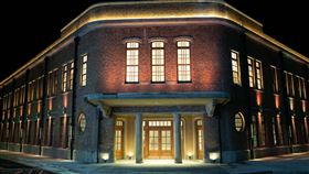 基隆漁會正濱大樓  夜間燈光秀小年夜登場基隆市漁會正濱大樓夜間點燈「以光展演」在農曆春節小年夜（30日）晚間登場，自晚間6時到9時，每30分鐘動態展演約2分鐘，邀請民眾春節期間前來基隆走春，一睹夜間古蹟之美。（基隆市政府提供）中央社記者王朝鈺傳真  111年1月26日