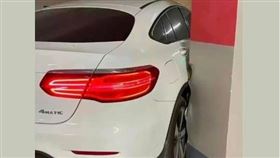 女網友在「爆廢公社二館」貼出賓士轎車疑似被柱子卡住的照片。（圖／翻攝自爆廢公社二館）