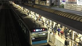 過年防疫 日本首都圈部分電車不通宵營運為避免武漢肺炎疫情擴大，日本JR東日本等首都圈5家鐵路公司18日宣布，預定12月31日除夕的電車通宵營運及明年元旦的臨時增班都取消。圖為東京JR五反田站11 月15日的情形。中央社記者楊明珠東京攝 109年12月19日