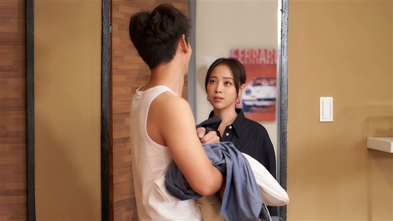 脫褲到一半被開門　8點檔男星遮下面