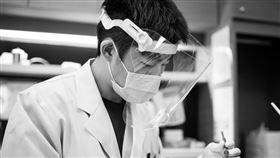 牙醫師史書華
圖／翻攝自臉書「盾牌牙醫史書華」粉專