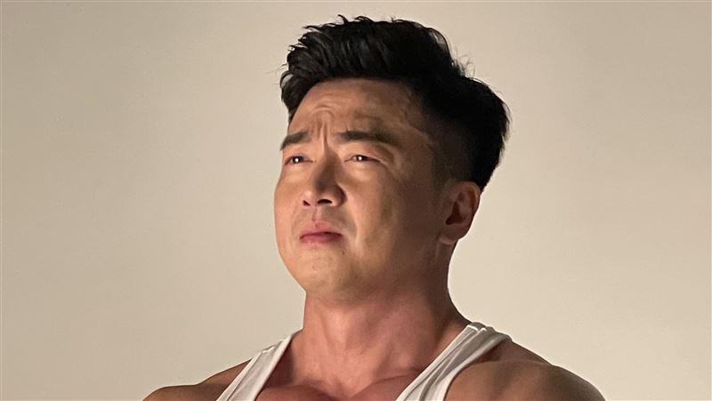 突破生涯尺度　李沛旭穿絲襪秀大肌肌