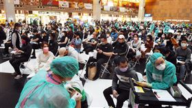 北車疫苗接種站持續運作打氣旺台北車站疫苗接種站24日至27日提供隨到隨打服務，26日下午現場人潮依舊踴躍，民眾就座後，醫師將依序問診，確認無誤後由護理人員協助施打疫苗。中央社記者施宗暉攝  111年1月26日