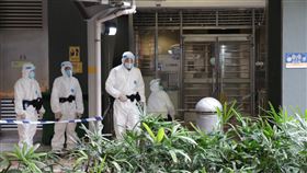 港府圍封COVID-19重災區葵涌(村)（3）香港正爆發COVID-19（2019冠狀病毒疾病）第五波疫情，其中新界葵涌(村)是重災區，當局已圍封多幢大樓。圖為穿上防護衣的警察在各大樓戒備，不准任何人隨意進出。中央社記者張謙香港攝  111年1月24日