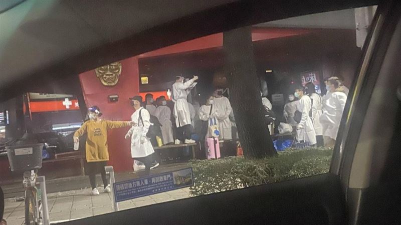 高雄牛排館員工召回！穿隔離衣搭專車