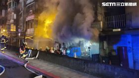 ▲新店復興路上機車行不斷冒出大量驚人黑煙，消防隊救出5位民眾。（圖／翻攝畫面，下同）
