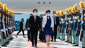 賴清德率特使團抵宏都拉斯 宏國副總統代表迎接副總統賴清德（前左）率團抵達宏都拉斯，宏國副總統李薇拉（Maria Antonia Rivera）及外交次長巴拉翁納（Jose Isaias Barahona）於機梯前親迎，賴副總統隨後率特使團走紅地毯接受禮兵致敬。（總統府提供）中央社記者溫貴香傳真 111年1月27日