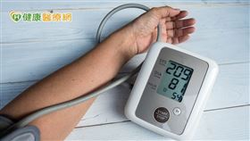 高血壓會導致心臟疾病的主因是當血管內壓力過大，使其慢慢硬化、容易破裂，以及血管越來越狹窄甚至纖維化。