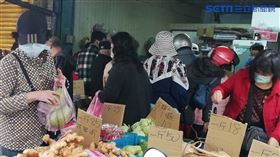 直擊／蛋價飆漲！婆媽衝菜場「搶蛋」　怒喊：一顆都嘸。（圖／讀者授權提供）