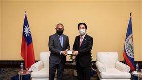 賴清德與貝里斯總理布里仙紐雙邊會談副總統賴清德（右）率特使團抵達宏都拉斯後，在下榻飯店隨即展開與貝里斯總理布里仙紐（左）雙邊會談。（總統府提供）中央社記者溫貴香傳真 111年1月27日