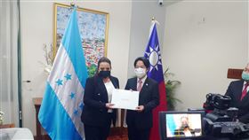 賴清德會卡斯楚 兩人盼台宏強化合作副總統賴清德（左2）赴宏都拉斯參與新任總統秀瑪菈．卡斯楚（左1）就職典禮。賴副總統今天與卡斯楚會面，希望兩國能加強合作，持續進步造福人民。中央社記者溫貴香攝  111年1月27日