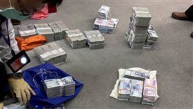 中油高層涉貪  辦公室搜出2700多萬中油煉製事業部執行長徐漢辦公室被搜出新台幣2700萬多元現金，無法合理交代來源，遭檢方聲押獲准。（檢方提供）中央社記者蔡孟妤傳真  111年1月27日