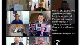 國防安全研究院與法國智庫湯瑪斯摩爾研究院（Institut Thomas More ）於26日透過線上形式完成簽署合作備忘錄。（圖／翻攝自財團法人國防安全研究院臉書）