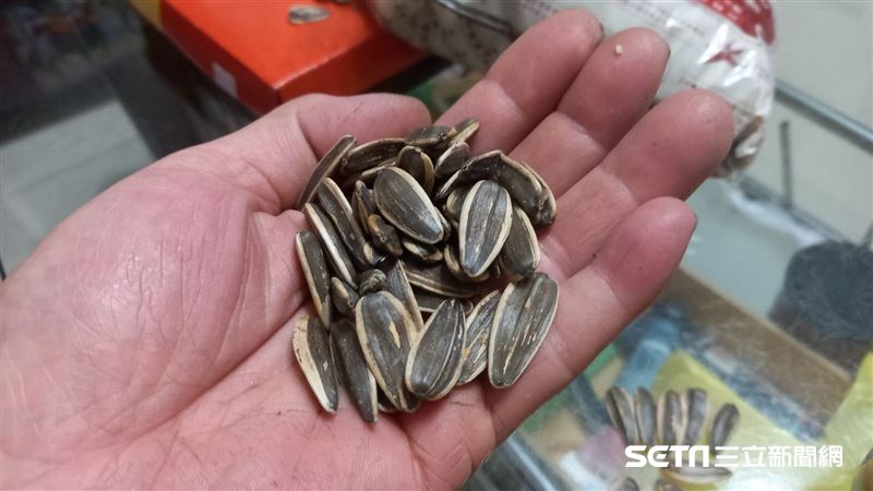 過年嗑瓜子傷牙！醫示警：恐牙裂、發炎