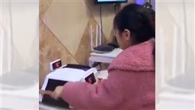 紅包超厚一疊！她拿點鈔機數壓歲錢　網哭了：比我薪水還多（圖／翻攝自梨視頻）