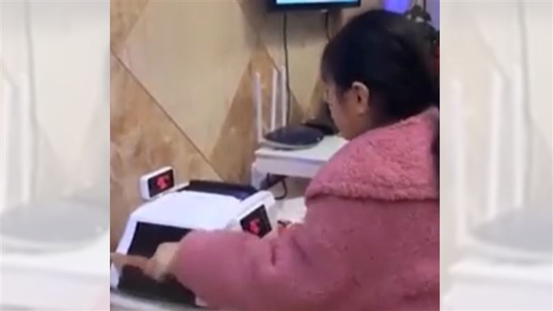 紅包超厚一疊！她拿點鈔機數　網羨炸