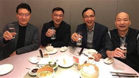 韓國瑜再度發文，貼出一張他跟前後任國民黨主席朱立倫、江啟臣以及發起戰鬥藍的中廣董事長趙少康同桌的照片。（圖／翻攝自韓國瑜臉書）