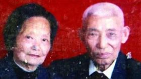 82歲第三次結婚！他見妻子胎記淚崩：是失蹤60年結髮妻（圖／翻攝自微博）