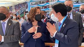 宏國總統就職 賴清德賀錦麗首次國際場合互動寒暄（1）台灣友邦宏都拉斯總統當選人卡蕬楚（Xiomara Castro）台北時間28日宣誓就職，成為宏國首位女總統。圖為副總統賴清德（右）出席典禮時與美國副總統賀錦麗（Kamala Harris，中）交談。（總統府提供）中央社記者溫貴香傳真  111年1月28日