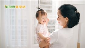 流感病毒與新冠病毒的傳遞途徑相似，皆以飛沫傳染、接觸傳染為主，尤其是六個月以上、三歲以下嬰幼兒，更是接觸傳染的高風險族群。