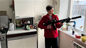 準備反擊俄羅斯！烏克蘭悍媽買「整套軍備」：保護我的孩子（圖／翻攝自IntelCube推特）
