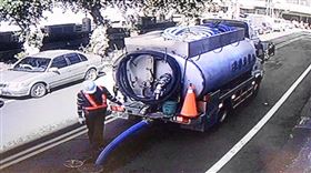 石岡大勇街，偷倒廢潤滑油，謊稱環保局委外廠商 翻攝畫面