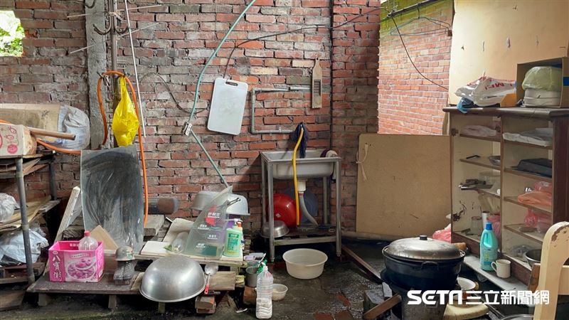 78歲嬤住破屋　冷冬洗澡趁中午燒柴