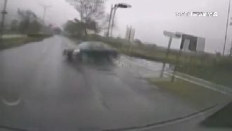 花蓮救護車出勤遭撞　轎車駕駛是無照