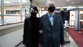 洗錢案開庭  向心：檢察官起訴都不是事實中國創新投資公司主席向心（右）及妻子龔青（左）涉犯洗錢防制法被檢方起訴，被控違反國安法案獲不起訴處分。台北地院25日開庭，向心表示，檢察官起訴的都不是事實，盼法官主持公道，讓他們早日回家。中央社記者林長順攝  110年11月25日