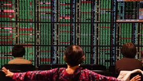 美指期崩跌千點  台股盤中跌破年線（1）美股道瓊期貨指數崩跌逾1200點，跌幅逾4.8％，9日台股盤中跌破年線，一度重挫323點，失守11000點關卡。中央社記者林俊耀攝  109年3月9日