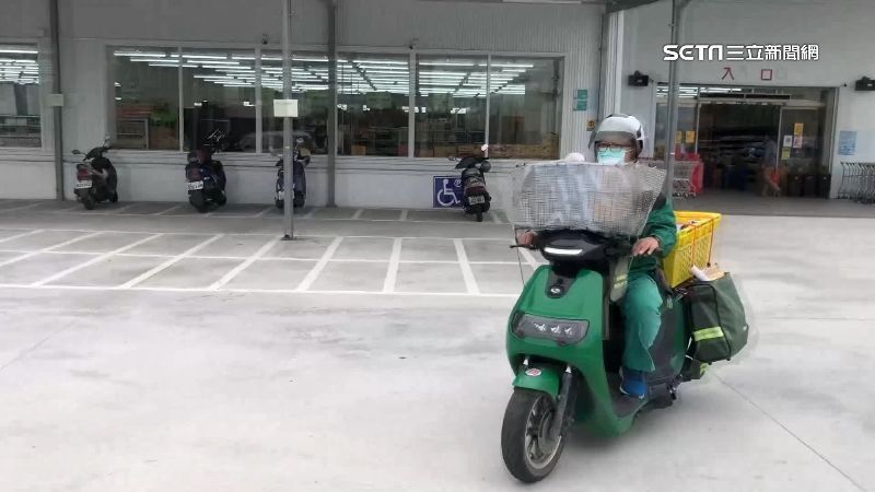 郵務士天熱買飲料違規逆向行駛,中華郵政:將懲處。(示意圖)